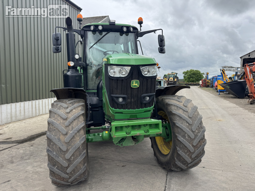 John Deere  (2018) Tractor - {CATEGORY}
