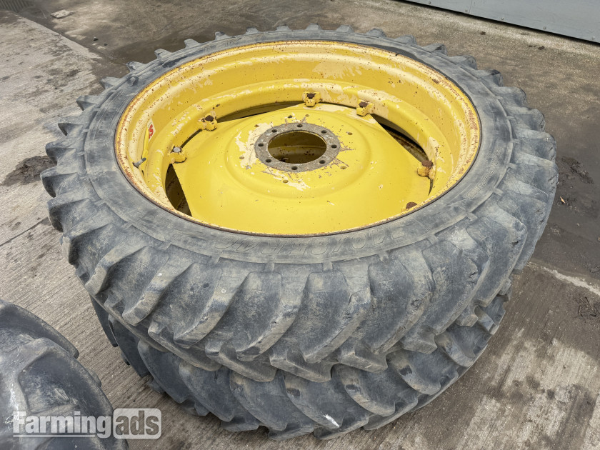 John Deere  () Tractor - {CATEGORY}