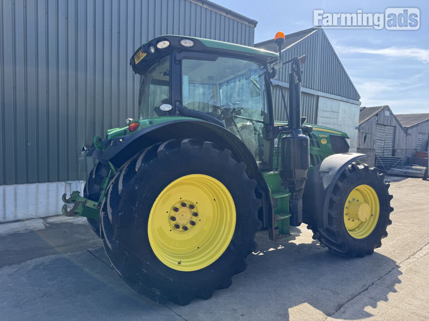 John Deere  (2016) Tractor - {CATEGORY}