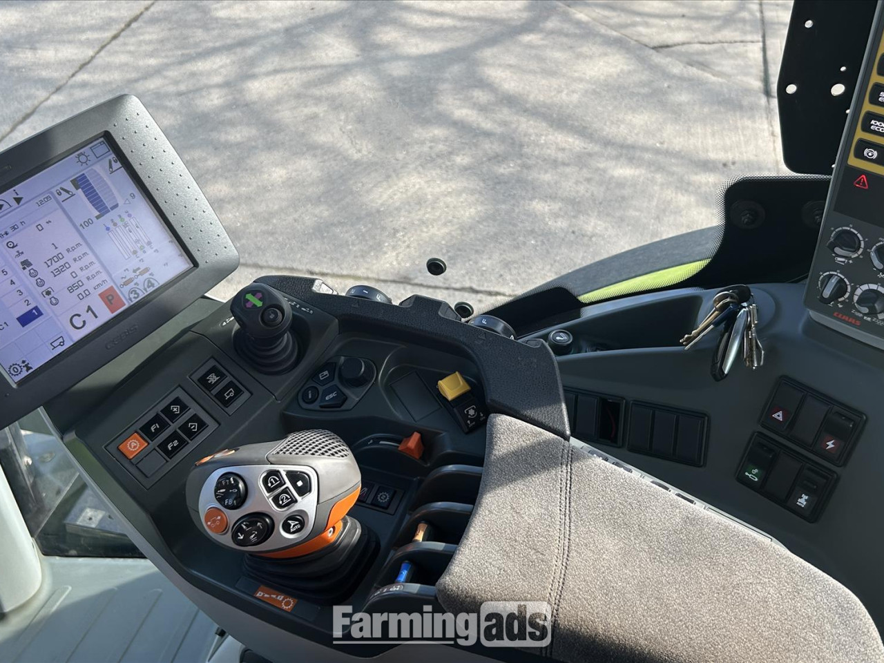 Claas Axion 830 (2017) Tractor 