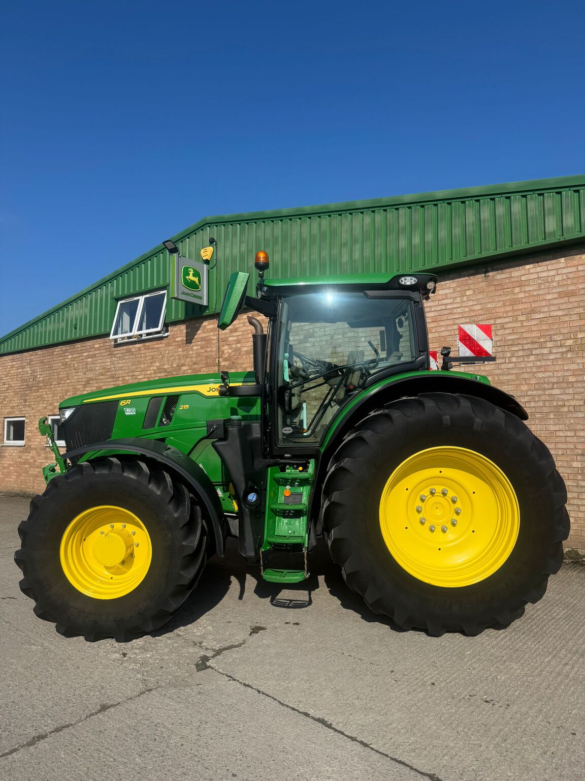 John Deere 6R 215 (2024) Tractor 