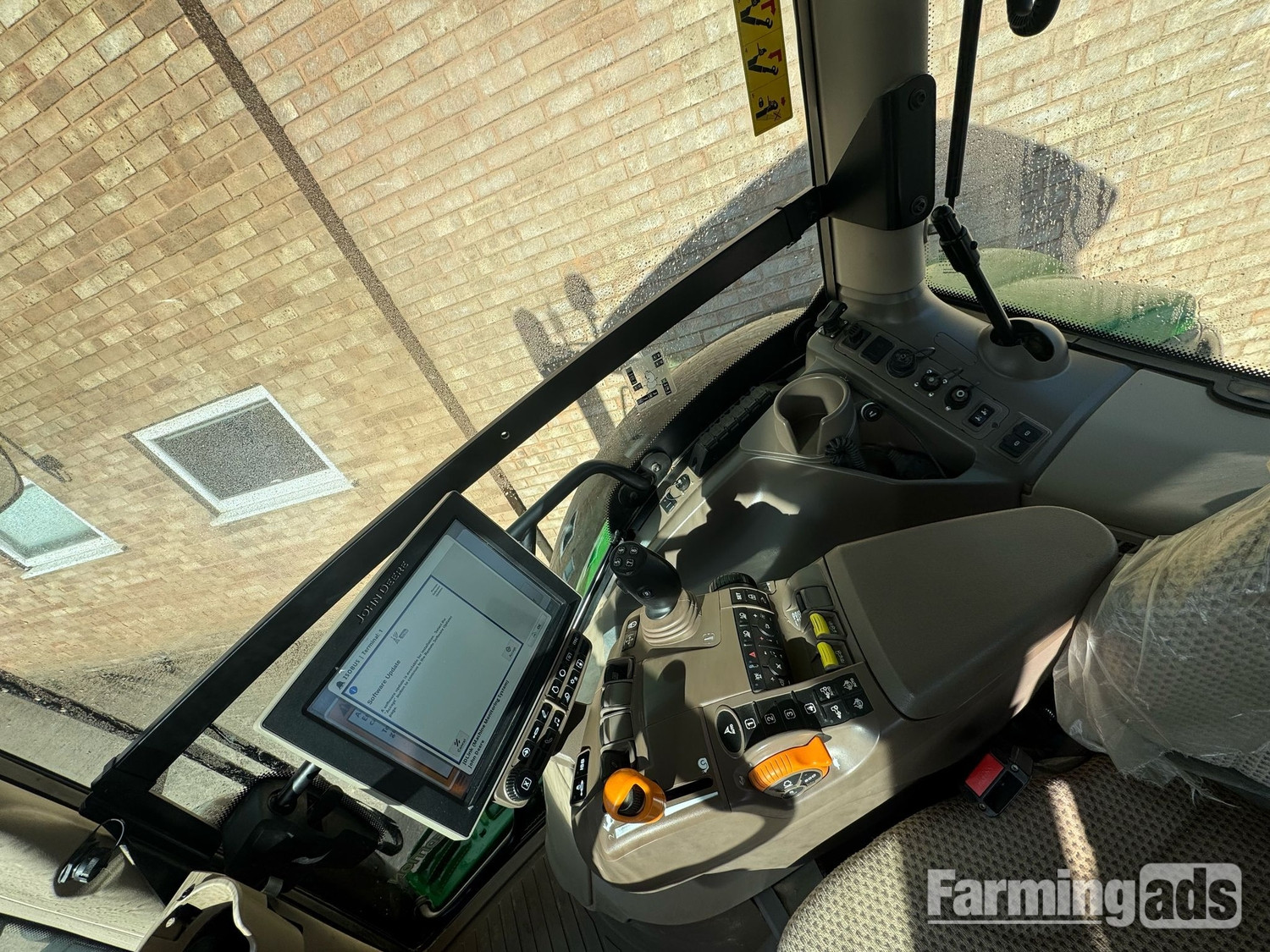 {CATEGORY} - John Deere 6215R (2021) Tractor