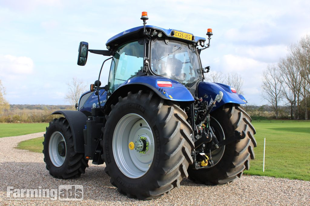 New Holland T7.225 () Tractor - {CATEGORY}