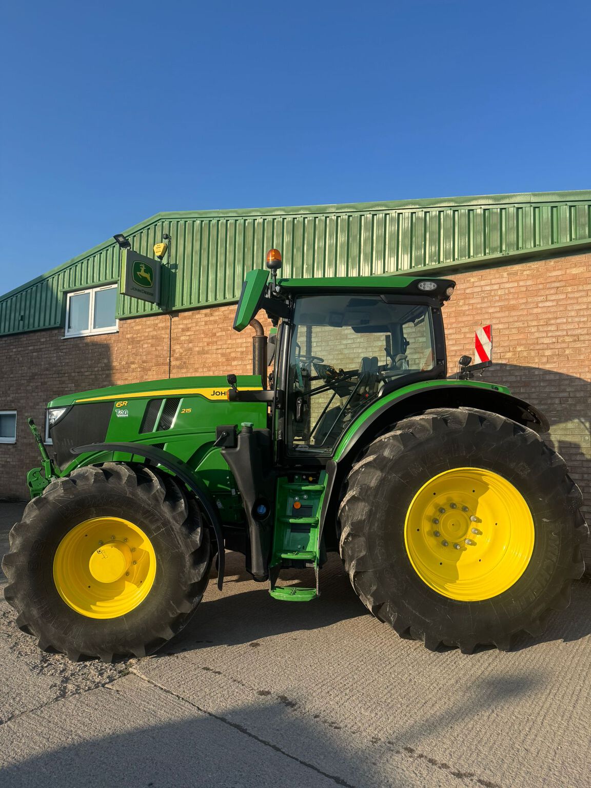 John Deere 6R 215 (2024) Tractor - {CATEGORY}