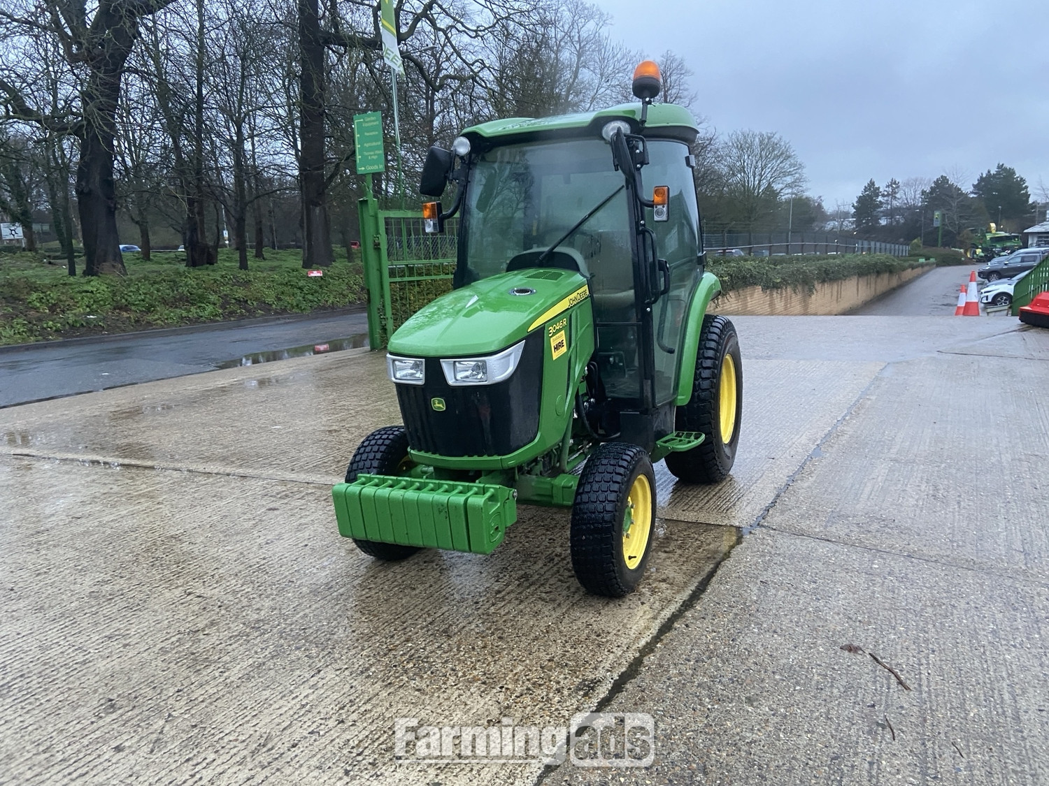 John Deere 3046R () Tractor