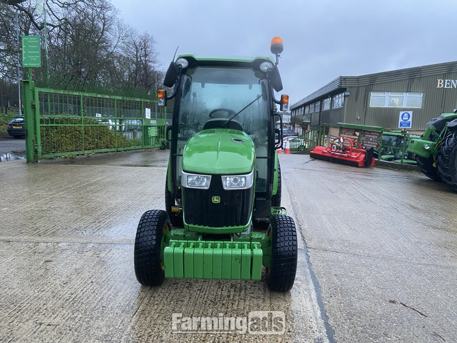 John Deere 3046R () Tractor