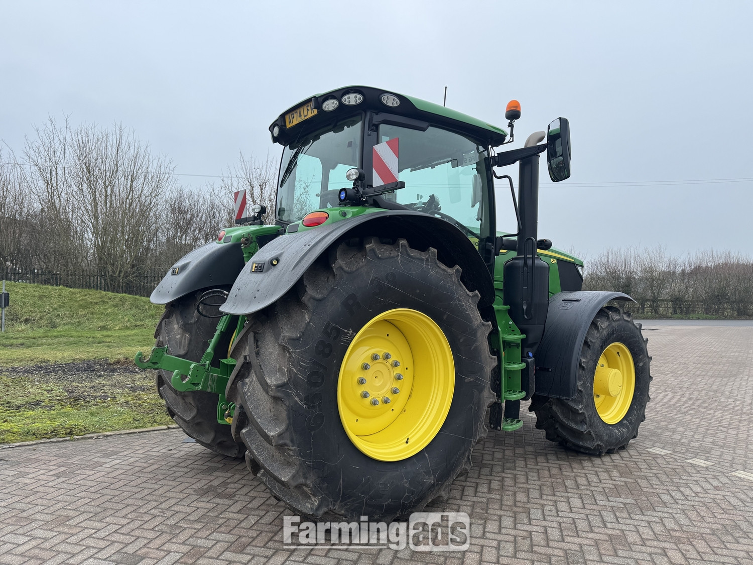 John Deere 6R 215 (2025) Tractor - {CATEGORY}