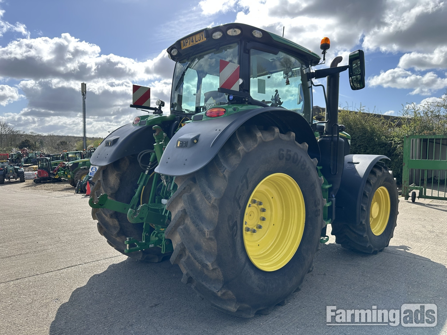 John Deere 6R 215 (2025) Tractor - {CATEGORY}