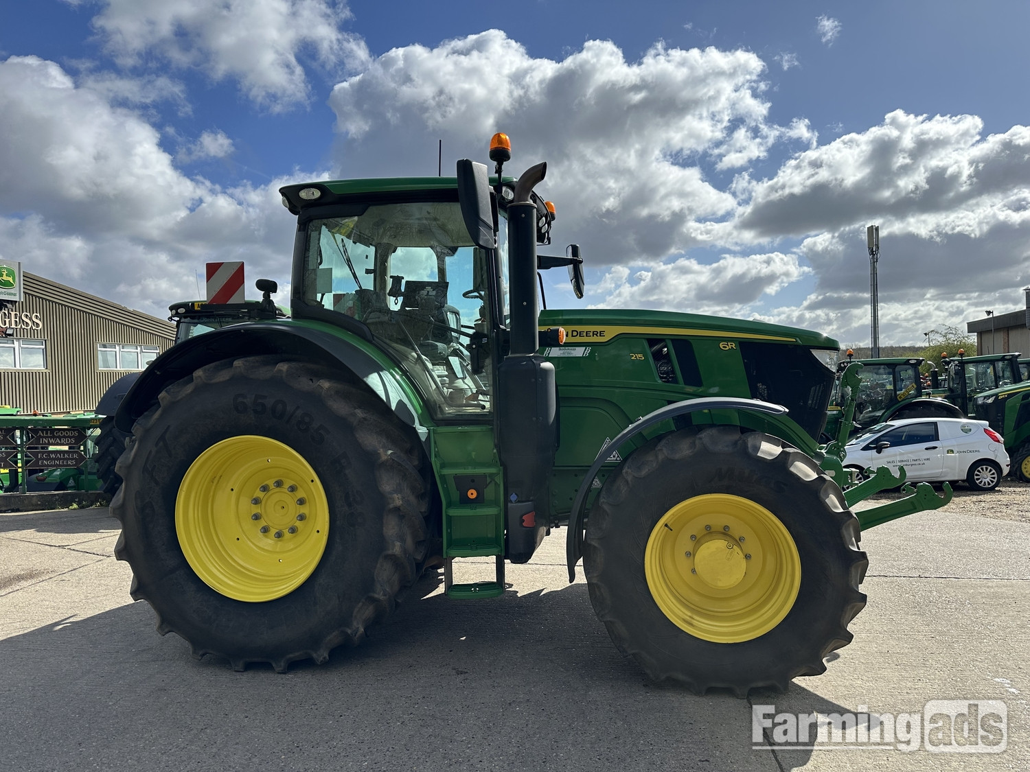 John Deere 6R 215 (2025) Tractor - {CATEGORY}