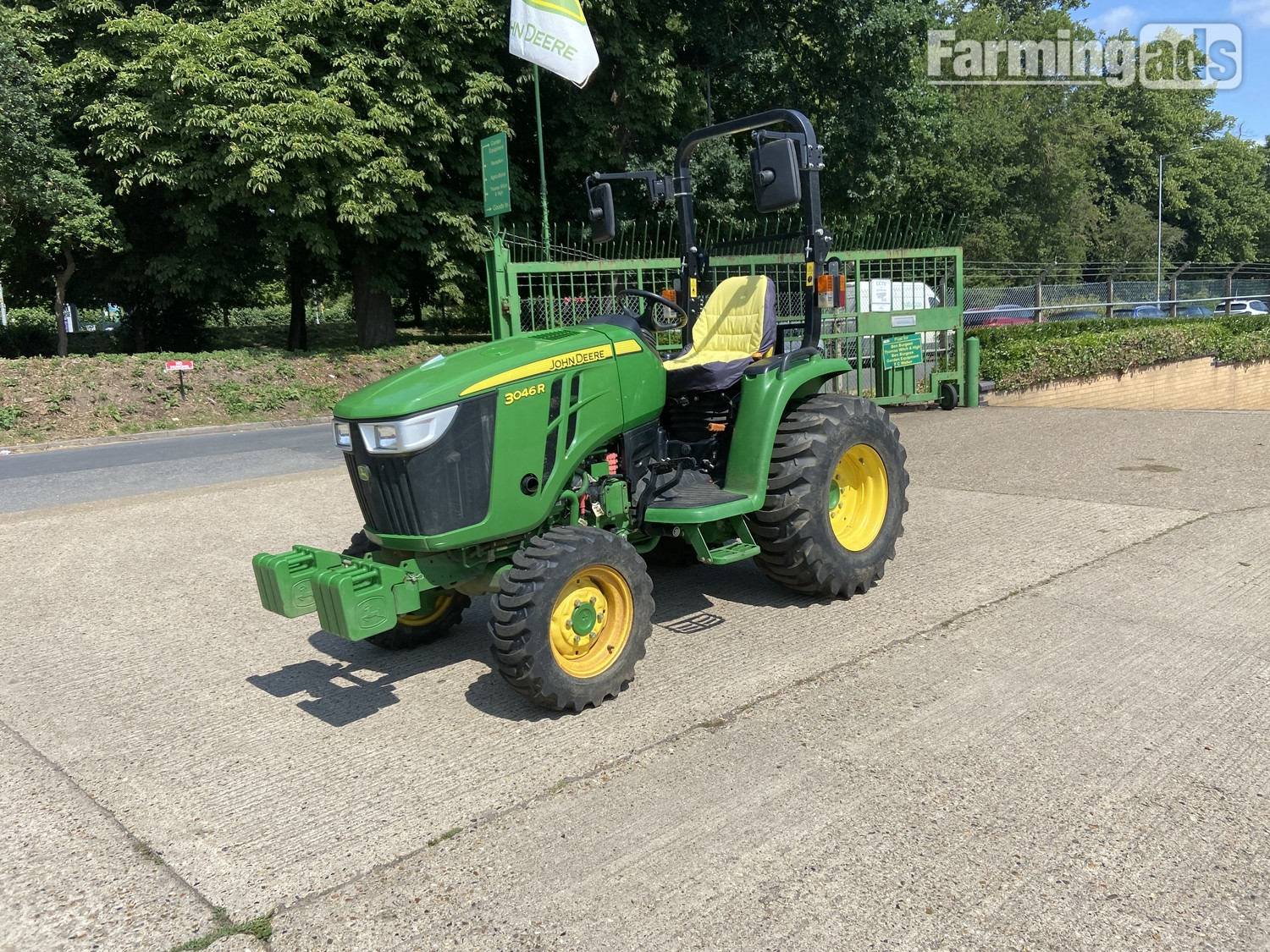 John Deere 3046R () Tractor