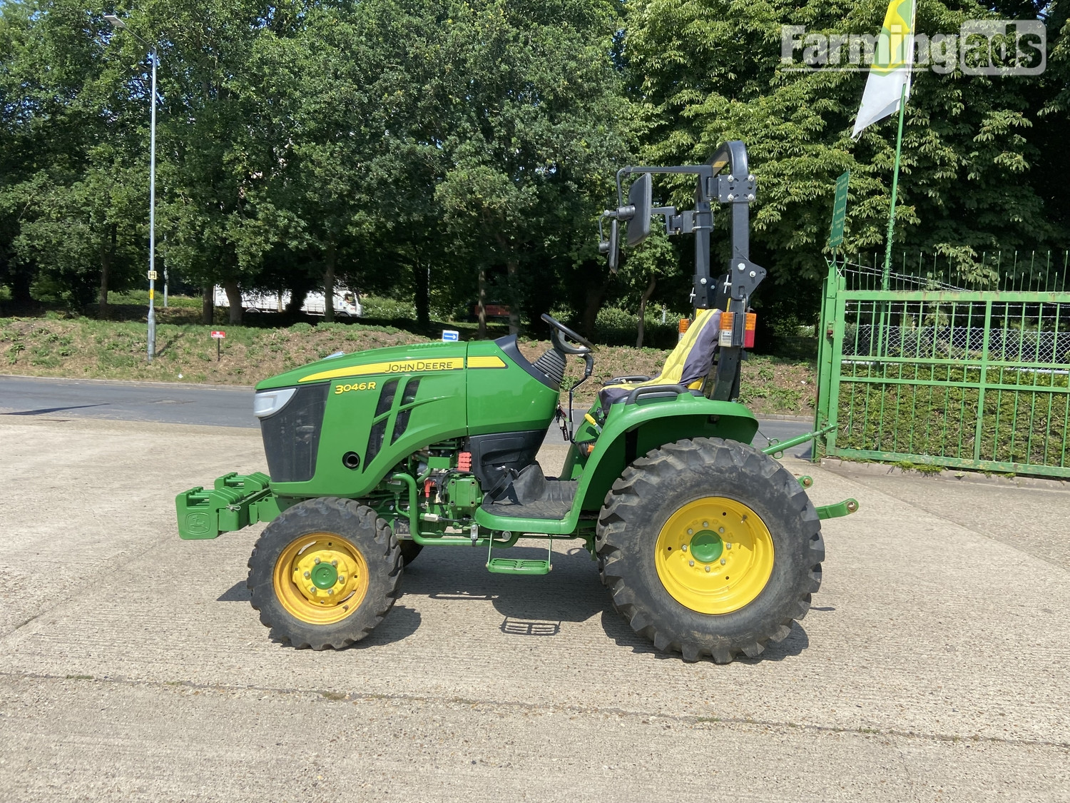 John Deere 3046R () Tractor 