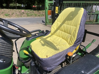 John Deere 3046R () Tractor