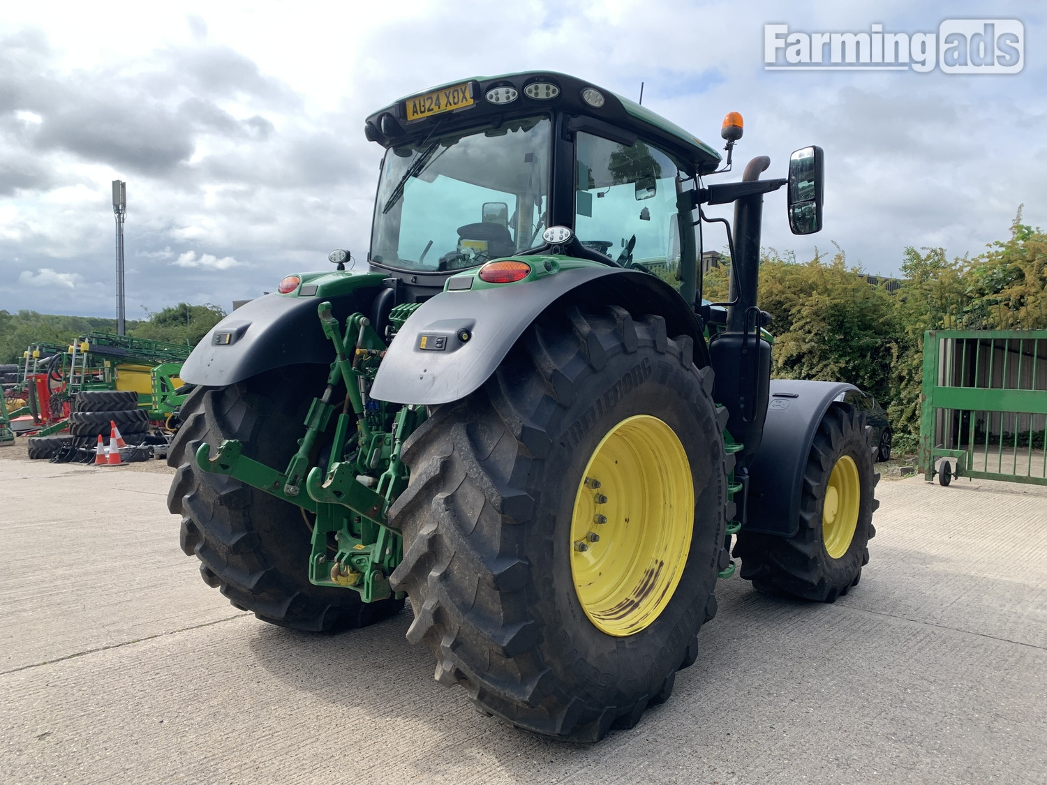 John Deere 6R 215 (2024) Tractor - {CATEGORY}