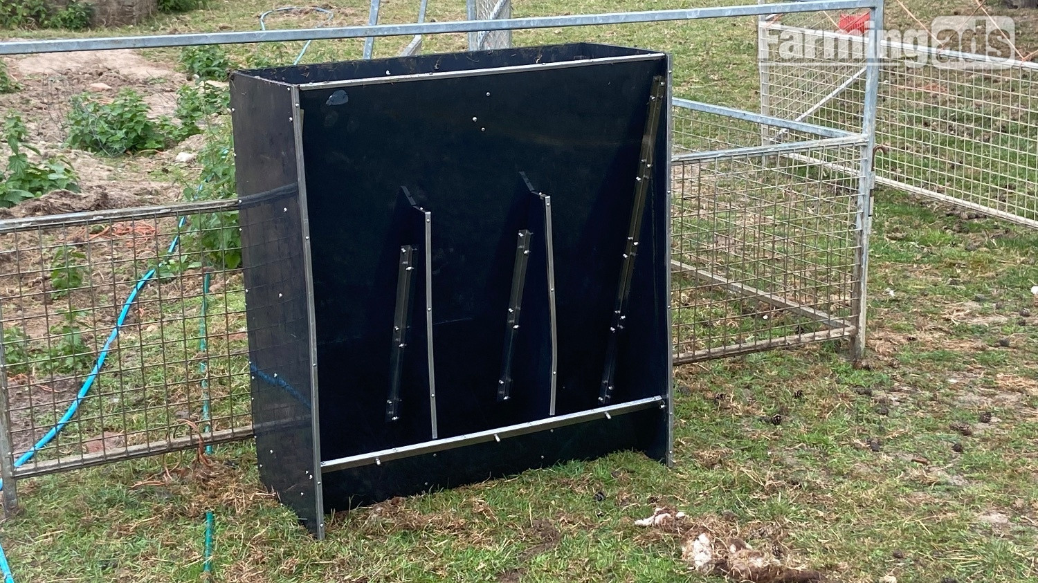 ** Grower Pig Feeders - 3 Space **  
