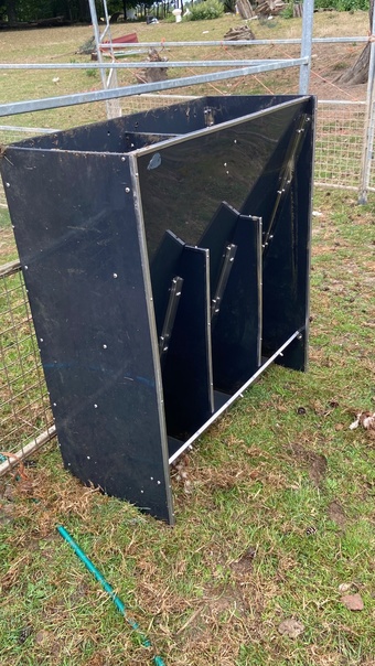 ** Grower Pig Feeders - 3 Space **  