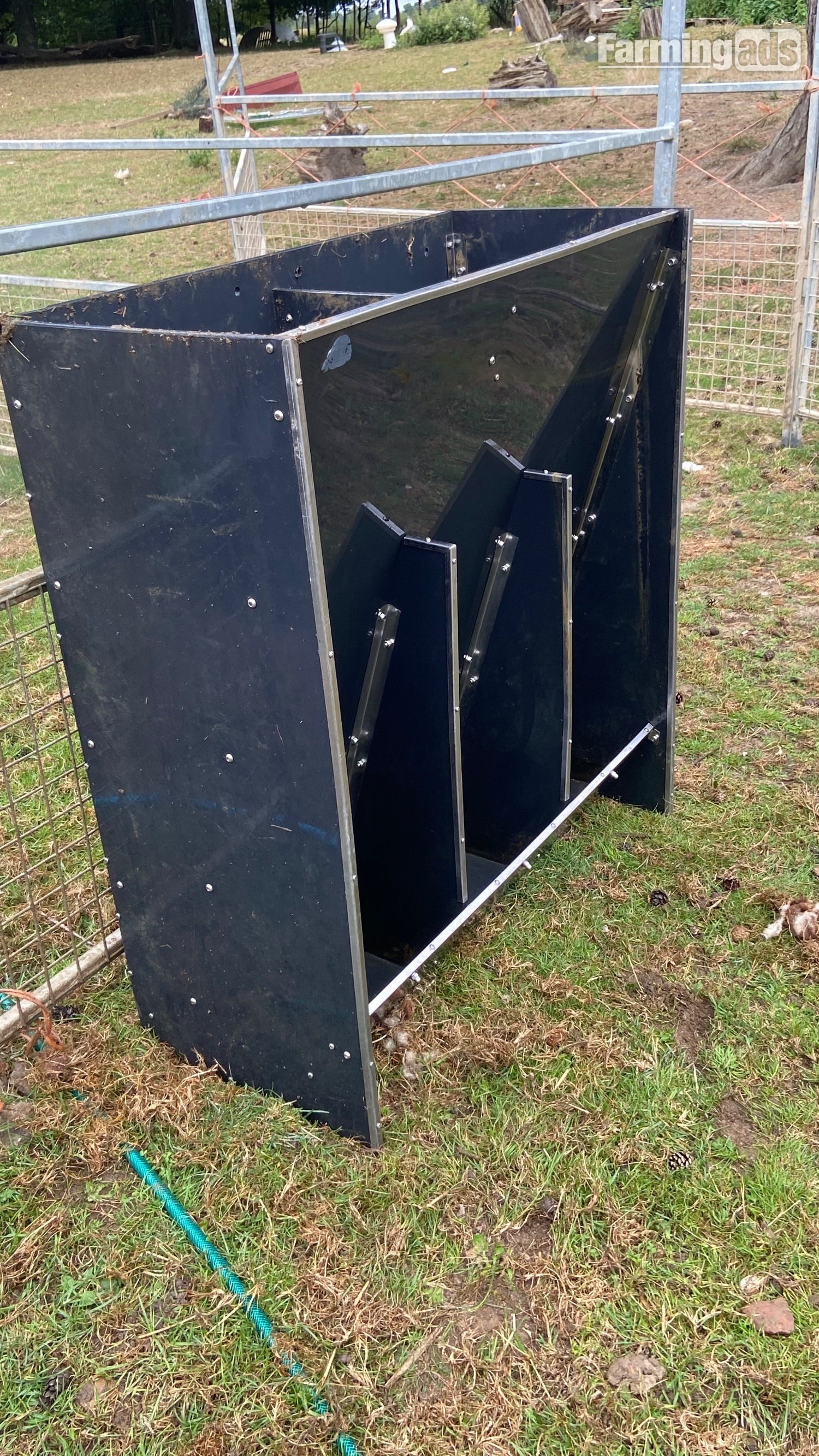 ** Grower Pig Feeders - 3 Space **  