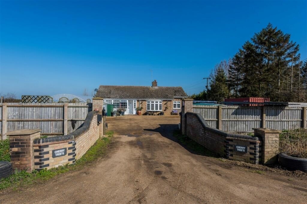 3 bedroom detached Bungalow in 2acre plot has an agricultral tie